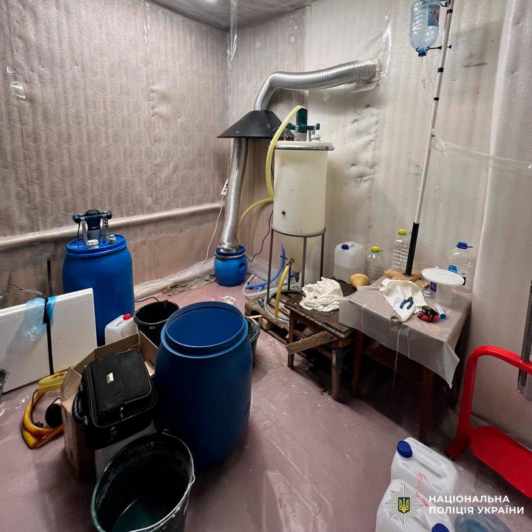 Нацполіція України зафіксувала приміщення з бочками, резервуаром та витяжкою, ймовірно використане для незаконного виробництва.
