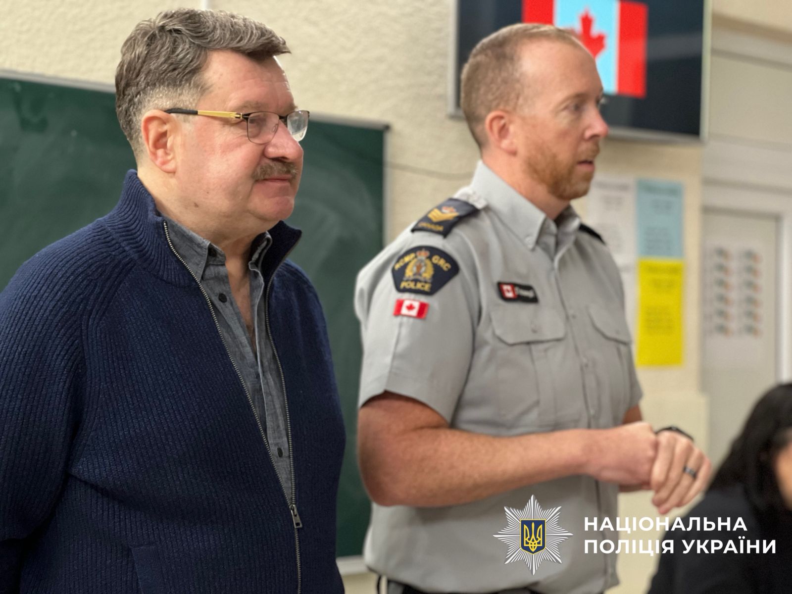 На фото зображений іноземний поліцейський, який читає лекцію із перекладачем