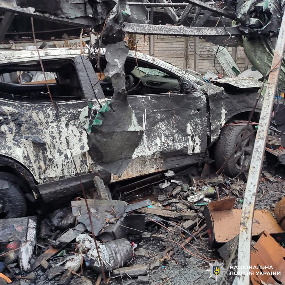 Зруйнований автомобіль після вибуху, навколо уламки та пошкоджені конструкції.