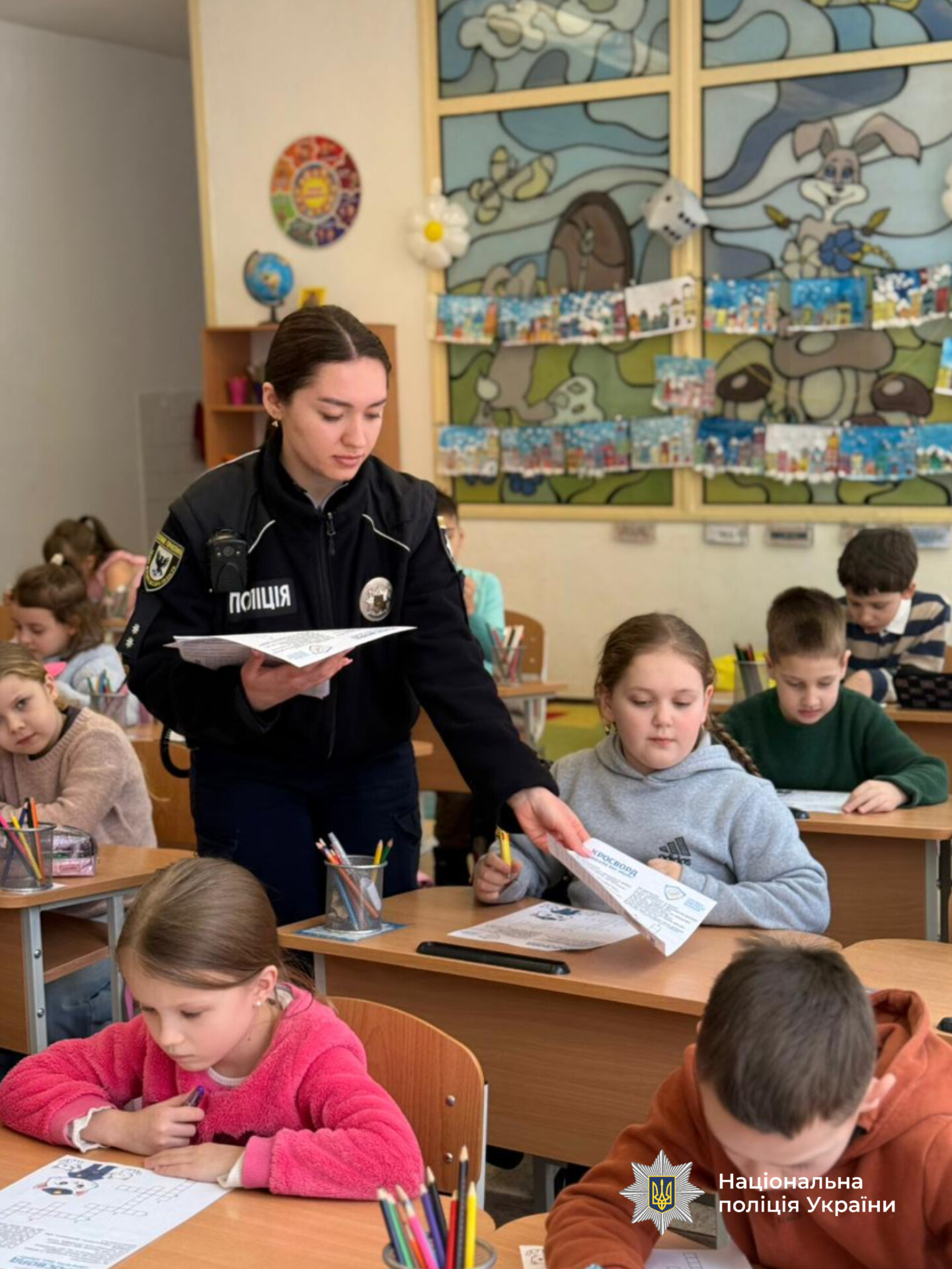 Поліцейська розповіла ліцеїстам про булінг, роздала на закріплення матеріалу кросворд