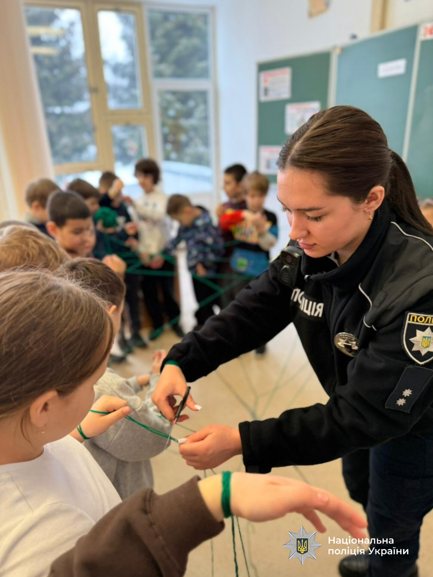 Поліцейська з дітьми грала гру