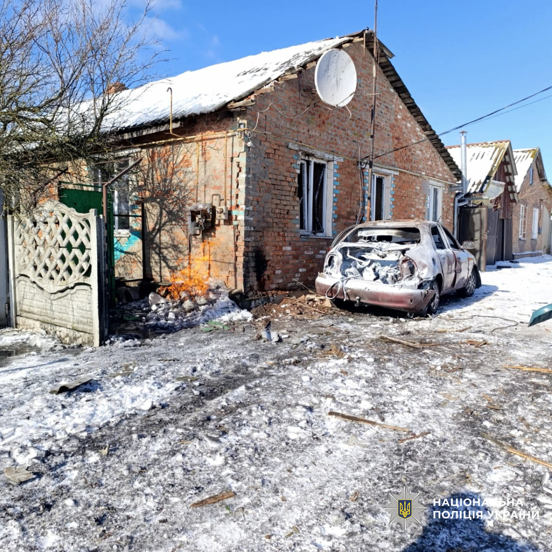 На Харківщині поліцейські документують наслідки ворожого обстрілу, через який постраждала родина