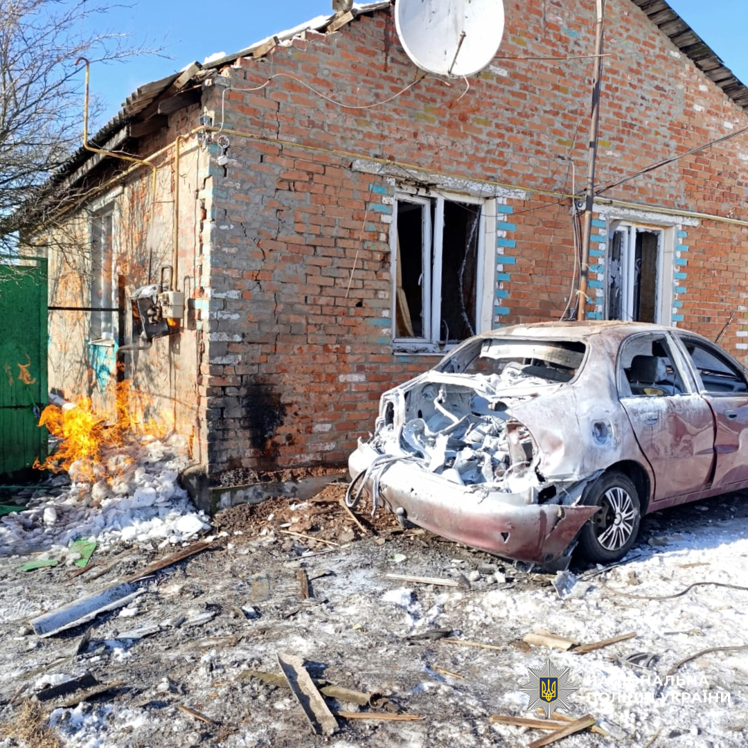 На Харківщині поліцейські документують наслідки ворожого обстрілу, через який постраждала родина