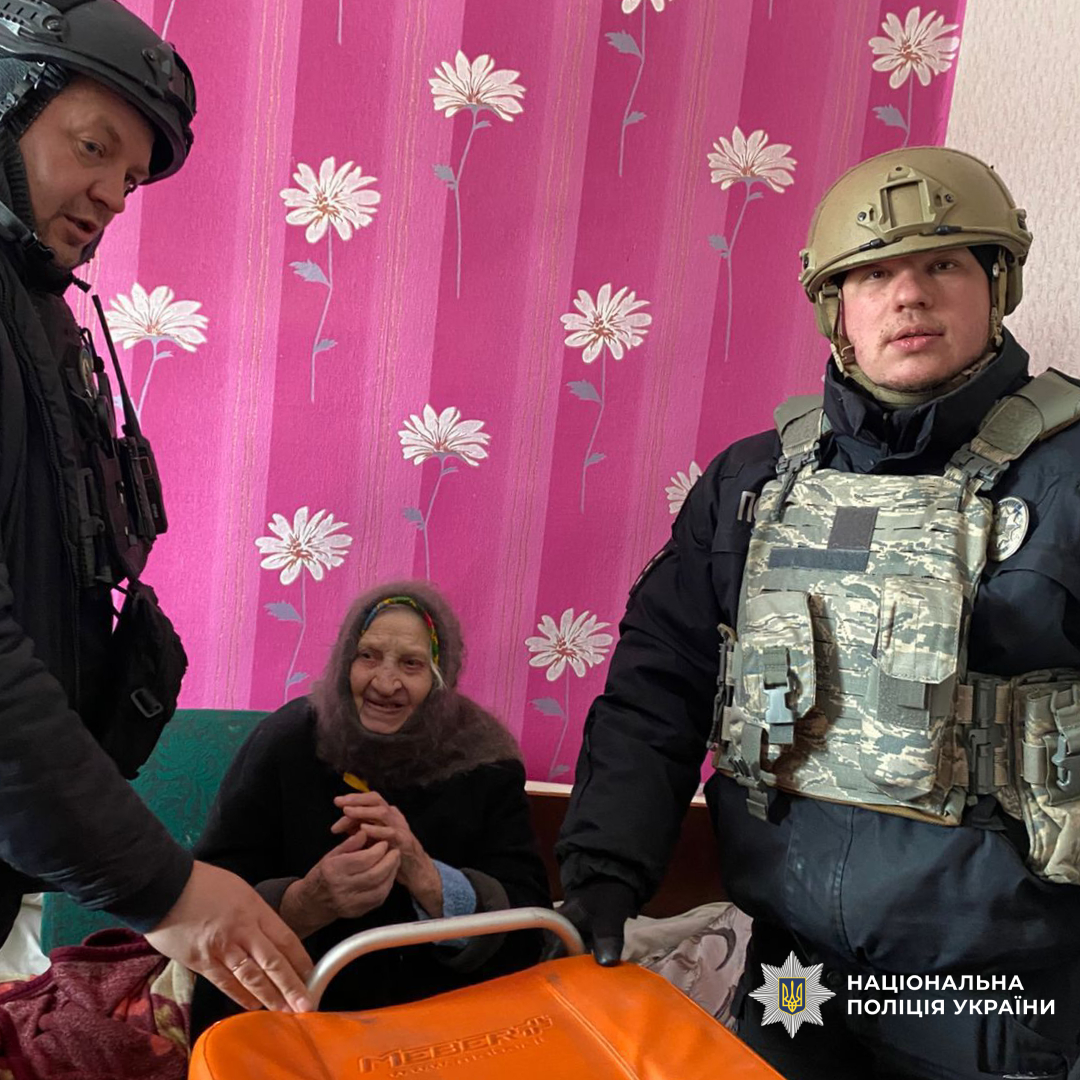 Поліцейські Вовчанської громади евакуювали 15 громадян, серед яких немовля