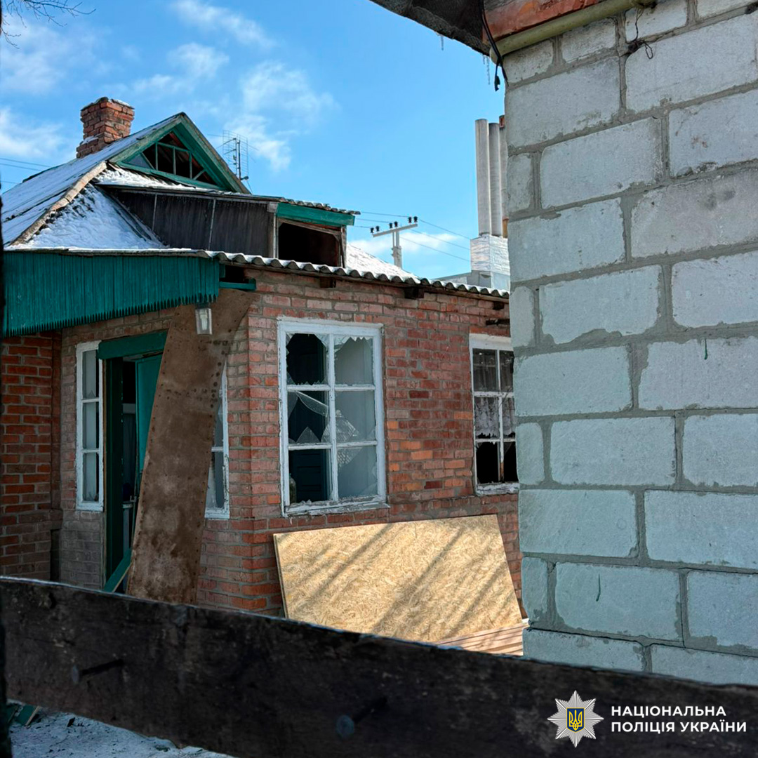 Пошкоджений цегляний будинок із вибитими вікнами та зруйнованим входом