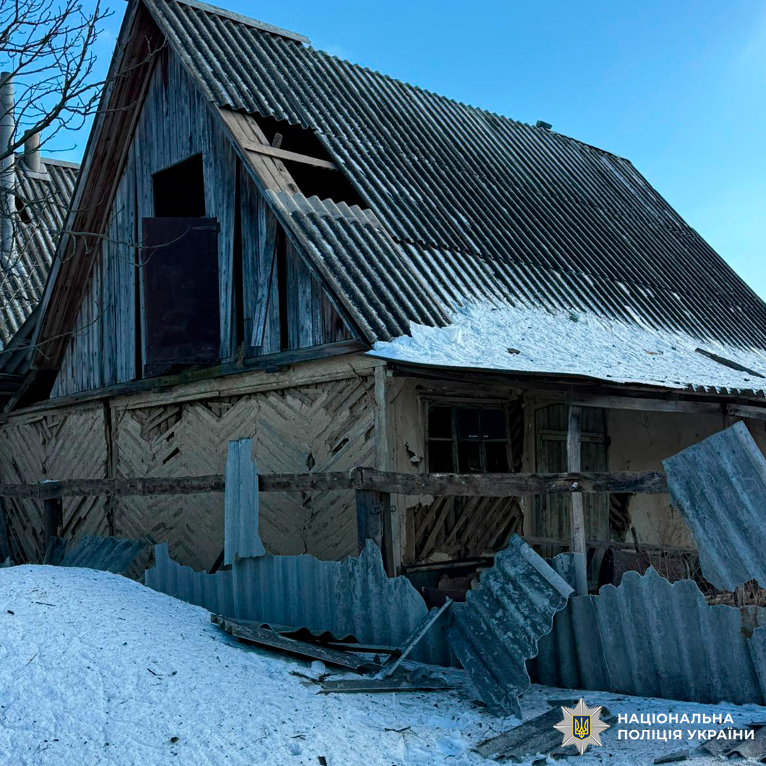 Пошкоджений дерев’яний будинок із металевим дахом та зруйнованим парканом