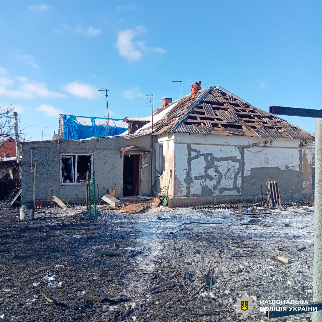 Пошкоджений будинок із частково обваленим дахом та тріщинами на стінах