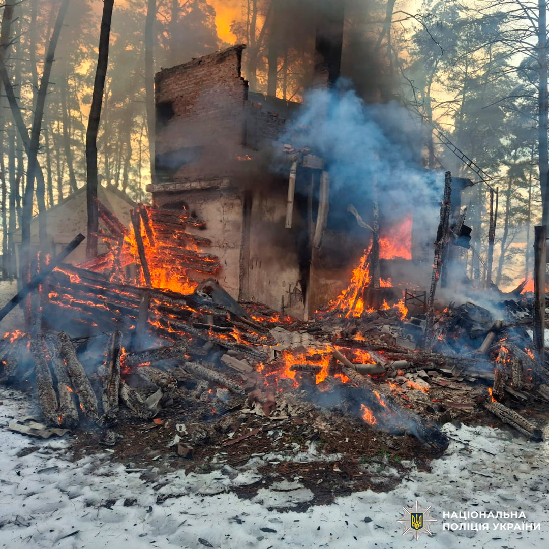 Будівля у лісистій місцевості повністю охоплена вогнем, частково зруйнована