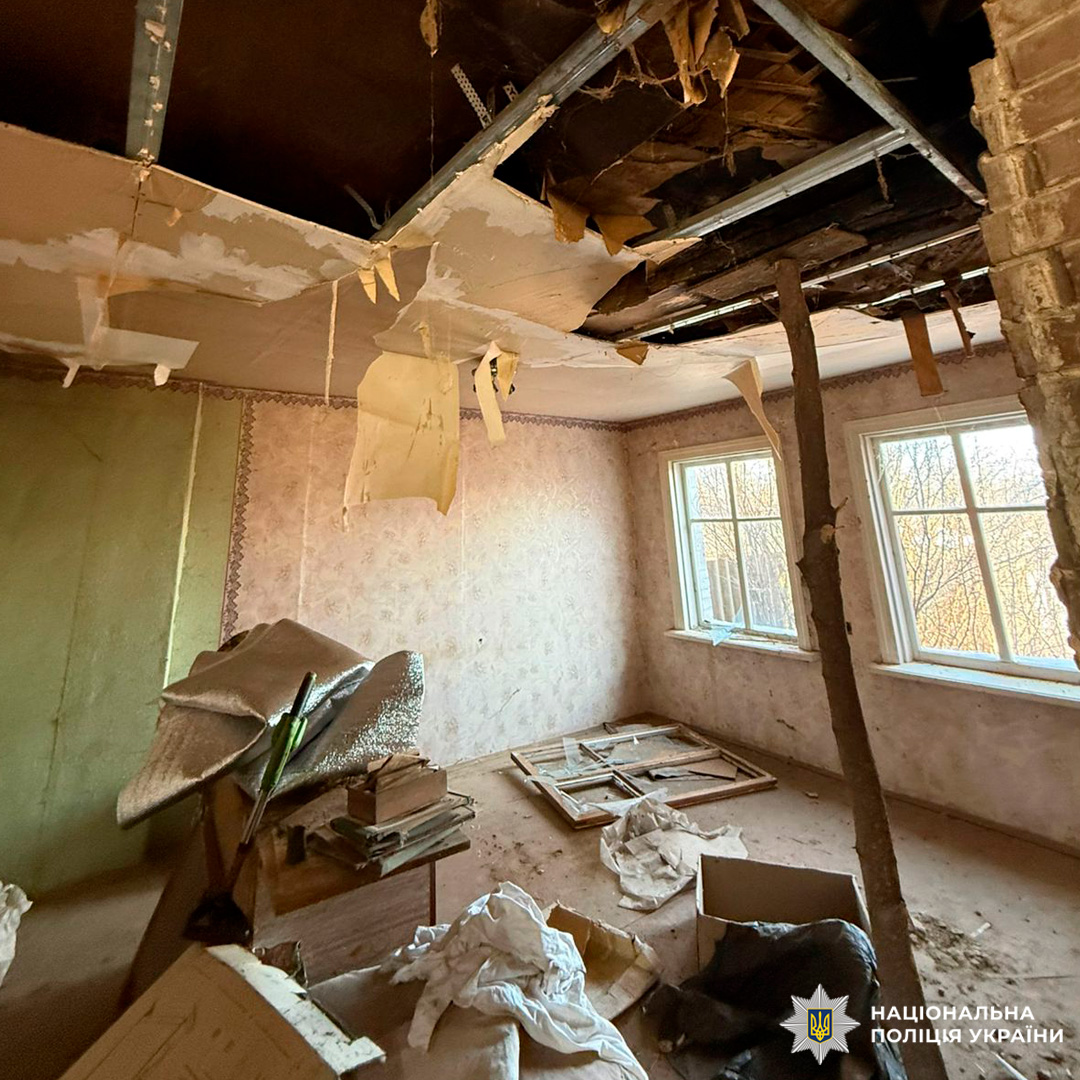 Пошкоджена кімната з частково обваленою стелею та уламками на підлозі