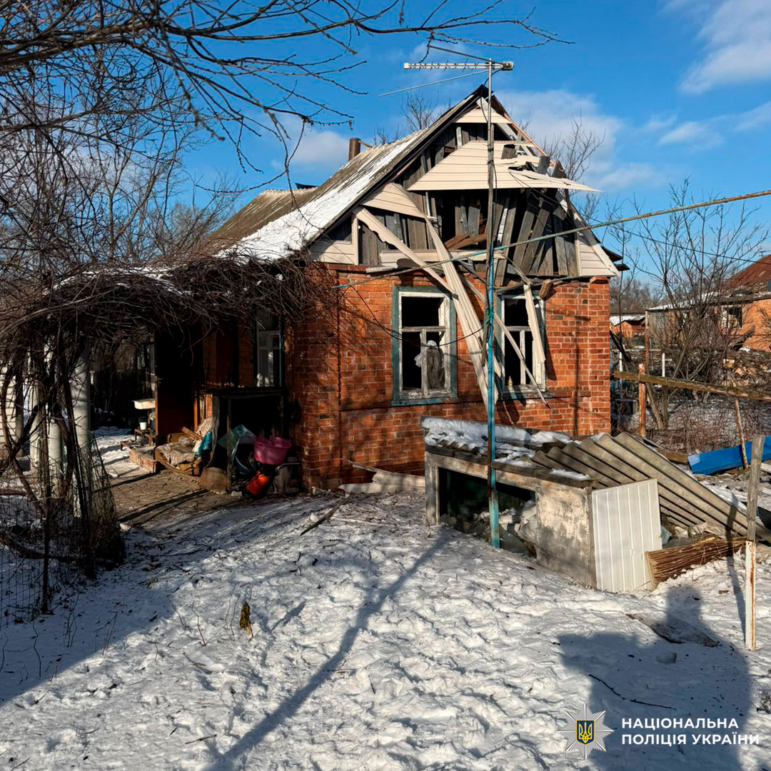 Пошкоджений цегляний будинок із зруйнованим дахом та фасадом