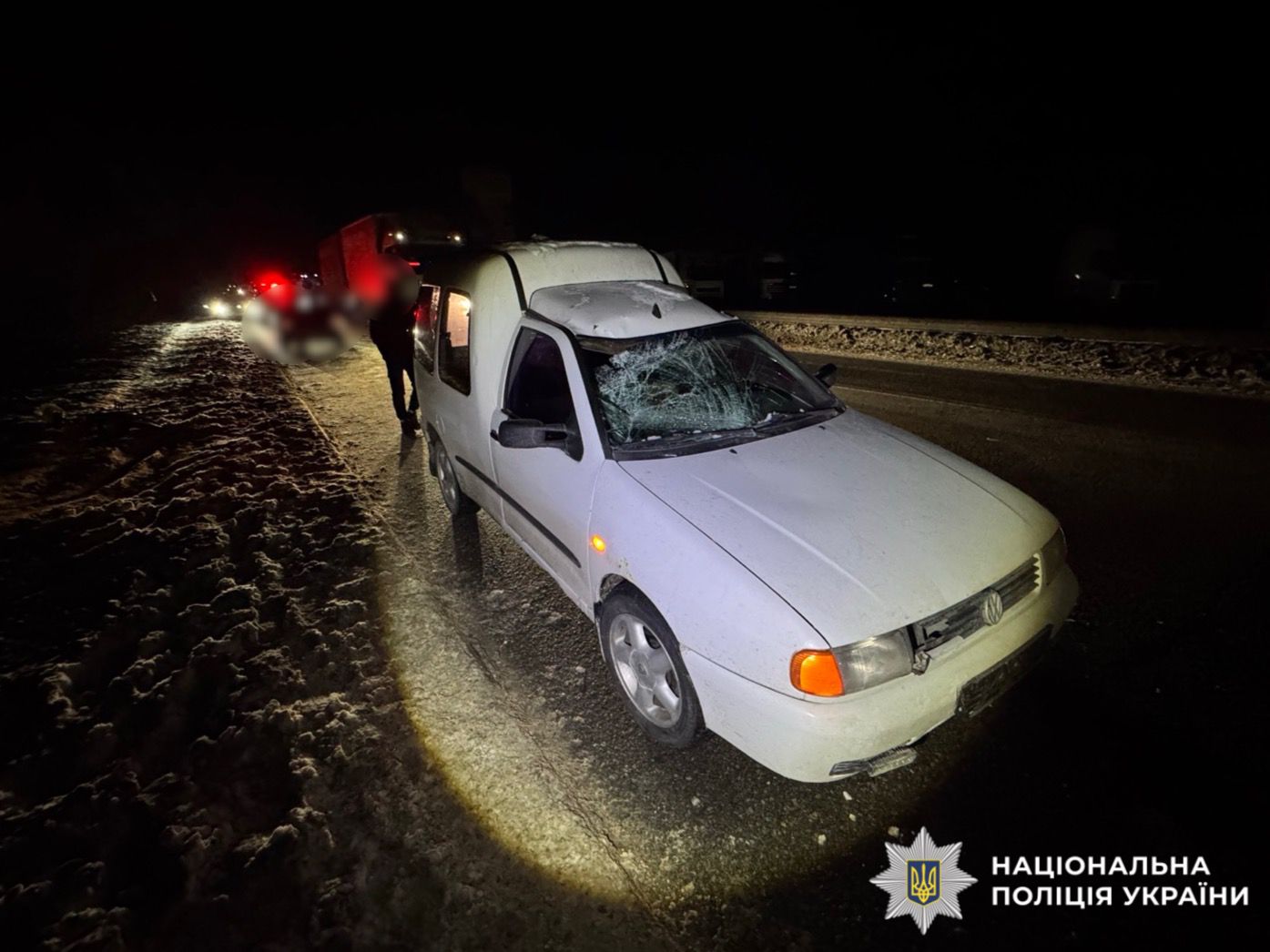 На фото зображено автомобіль