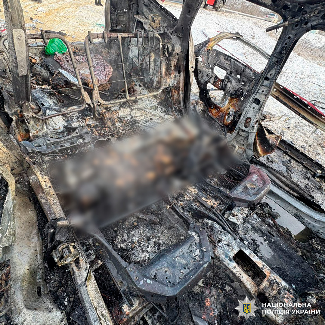 Зафіксовано наслідки пожежі в салоні автомобіля: повністю знищені сидіння, металеві каркаси оголені, підлога та навколишні елементи вкриті попелом.