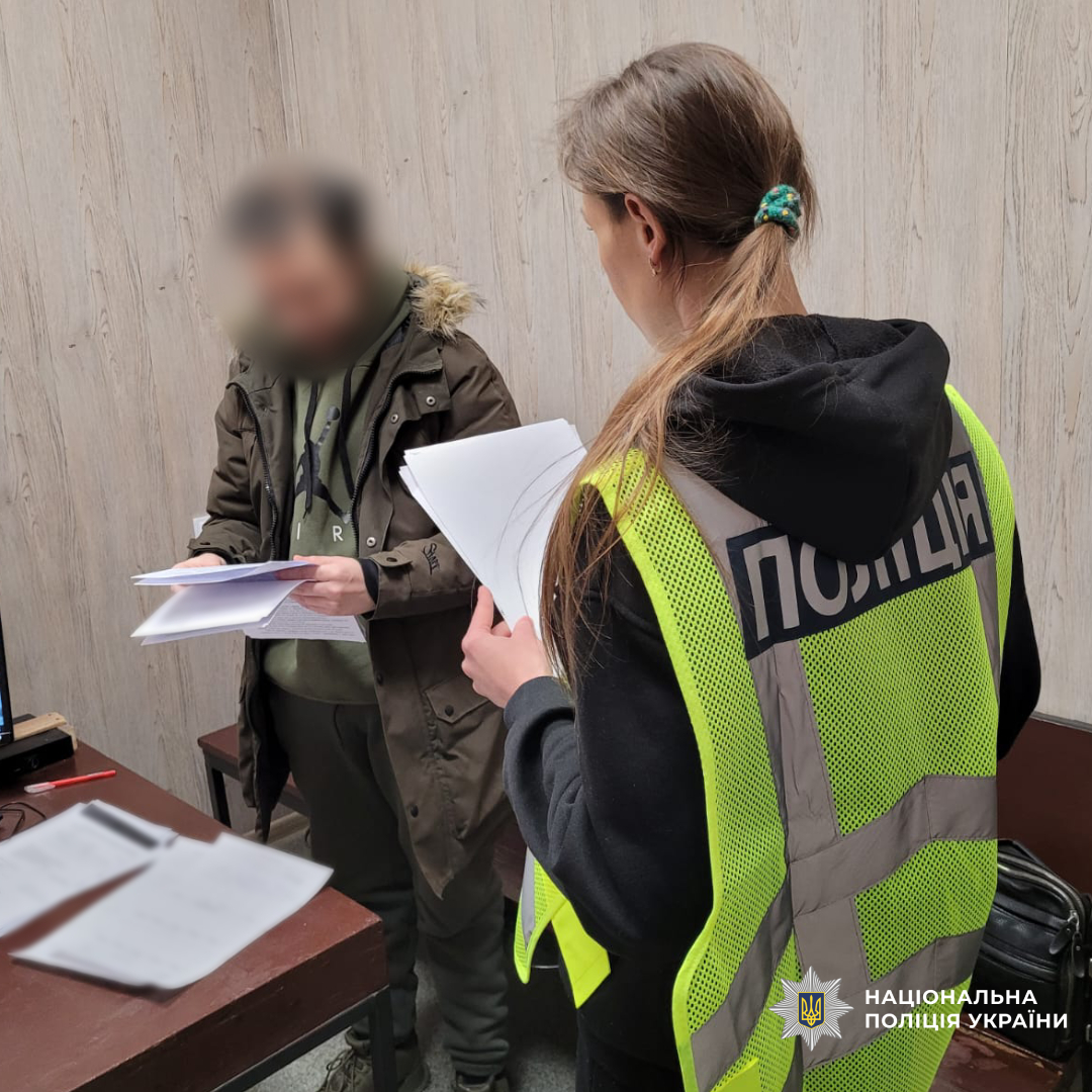 Поліцейські Харківщині викрили чоловіка у розбещенні малолітньої дитини та зберіганні дитячої порнографії