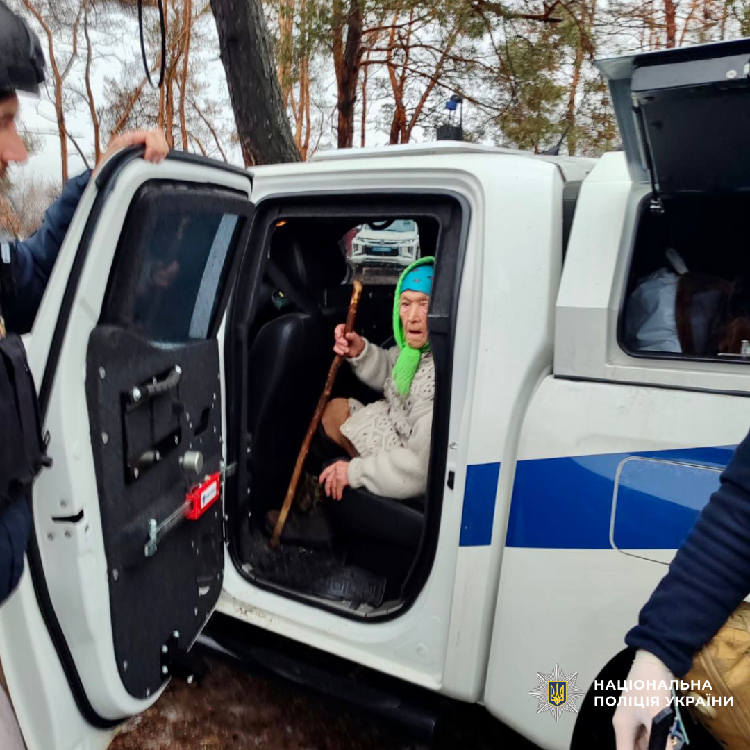 Поліцейські Ізюмщини продовжують евакуацію жителів села Студенок Ізюмського району