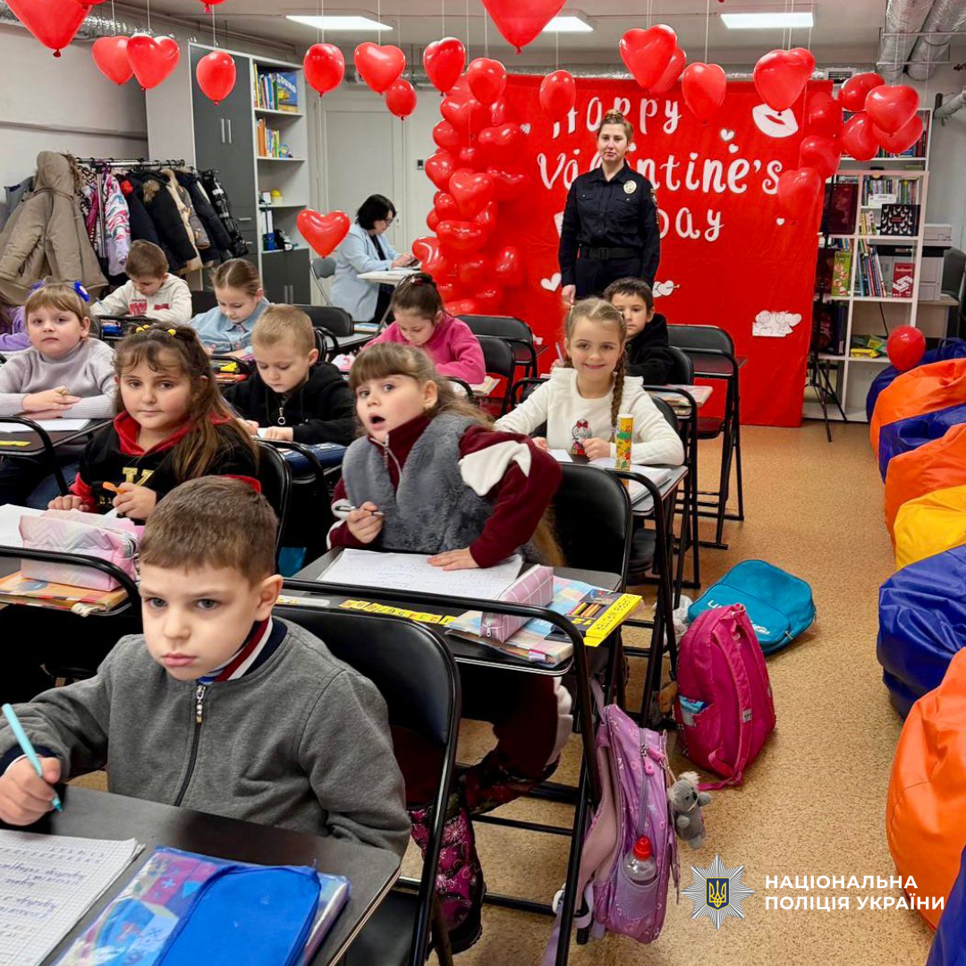 Поліцейські Харківщини нагадують школярам, що світлоповертальні елементи - запорука безпеки пішоходів