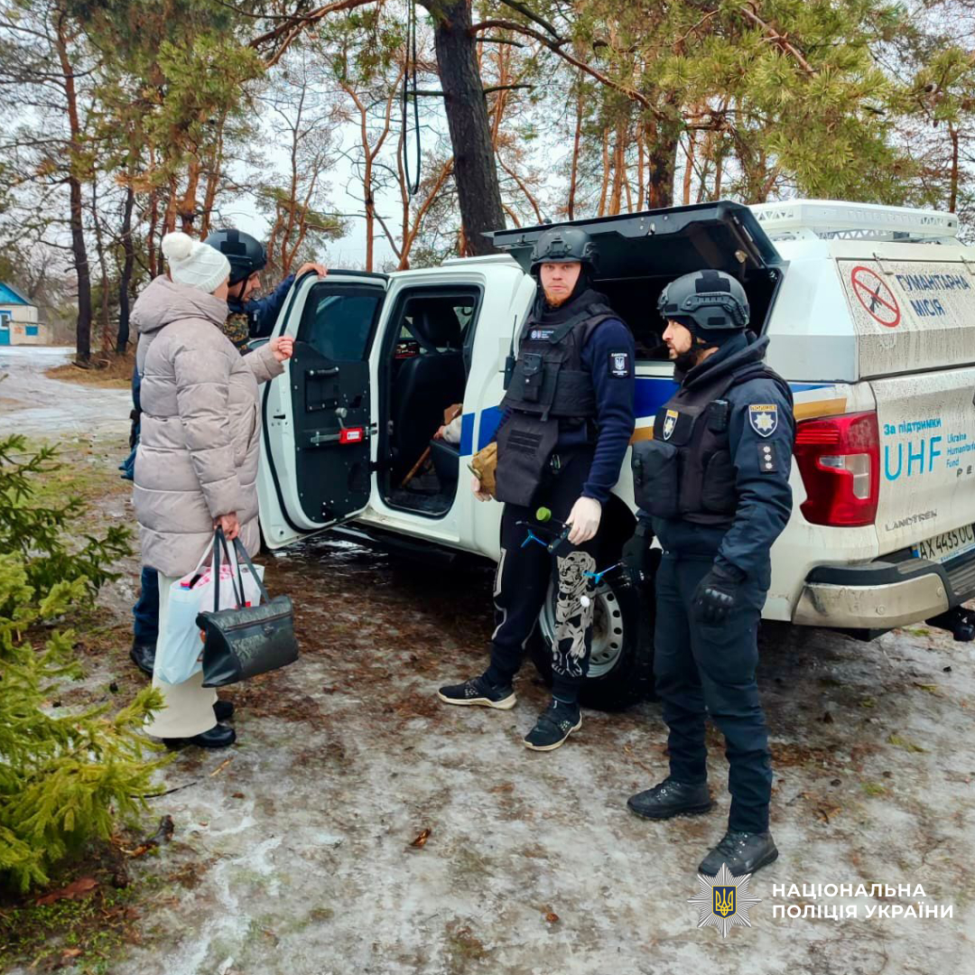 Поліцейські Ізюмщини продовжують евакуацію жителів села Студенок Ізюмського району