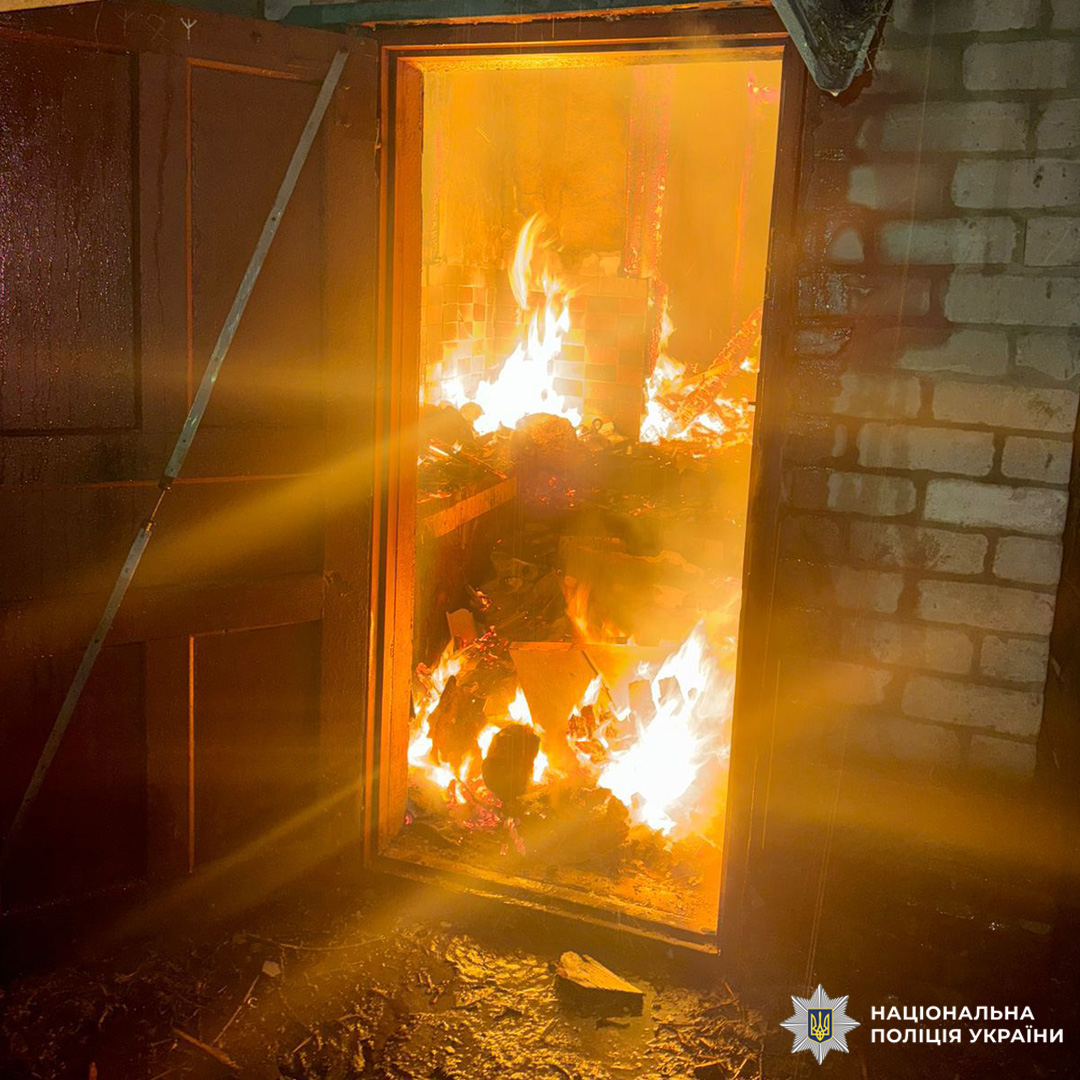 Яскраве полум’я охоплює кімнату, видно меблі та стіни, що горять.