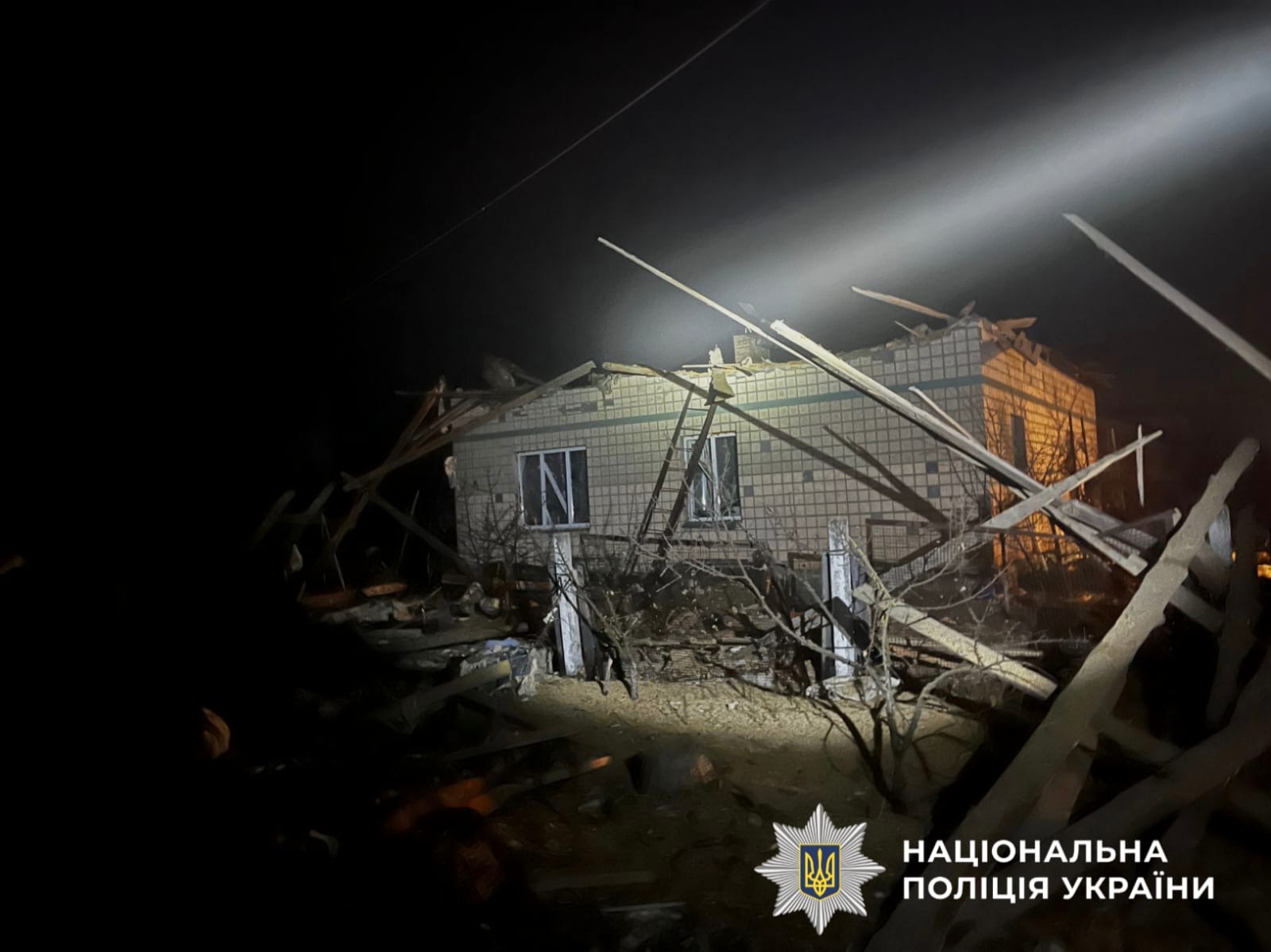 На фото зображений будинок, що постраждав внаслідок атаки ворога