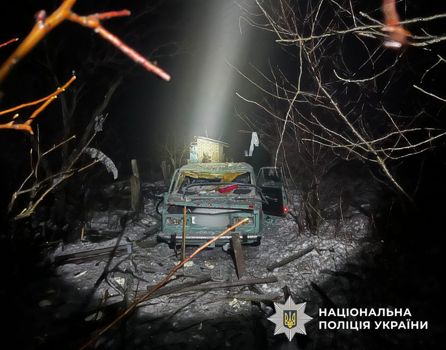 На фото зображений автомобіль, який зазнав пошкоджень внаслідок атаки ворога