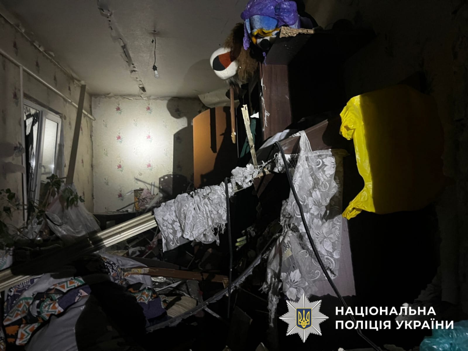 На фото зображена кімната, яка пошкоджена внаслідок атаки рф