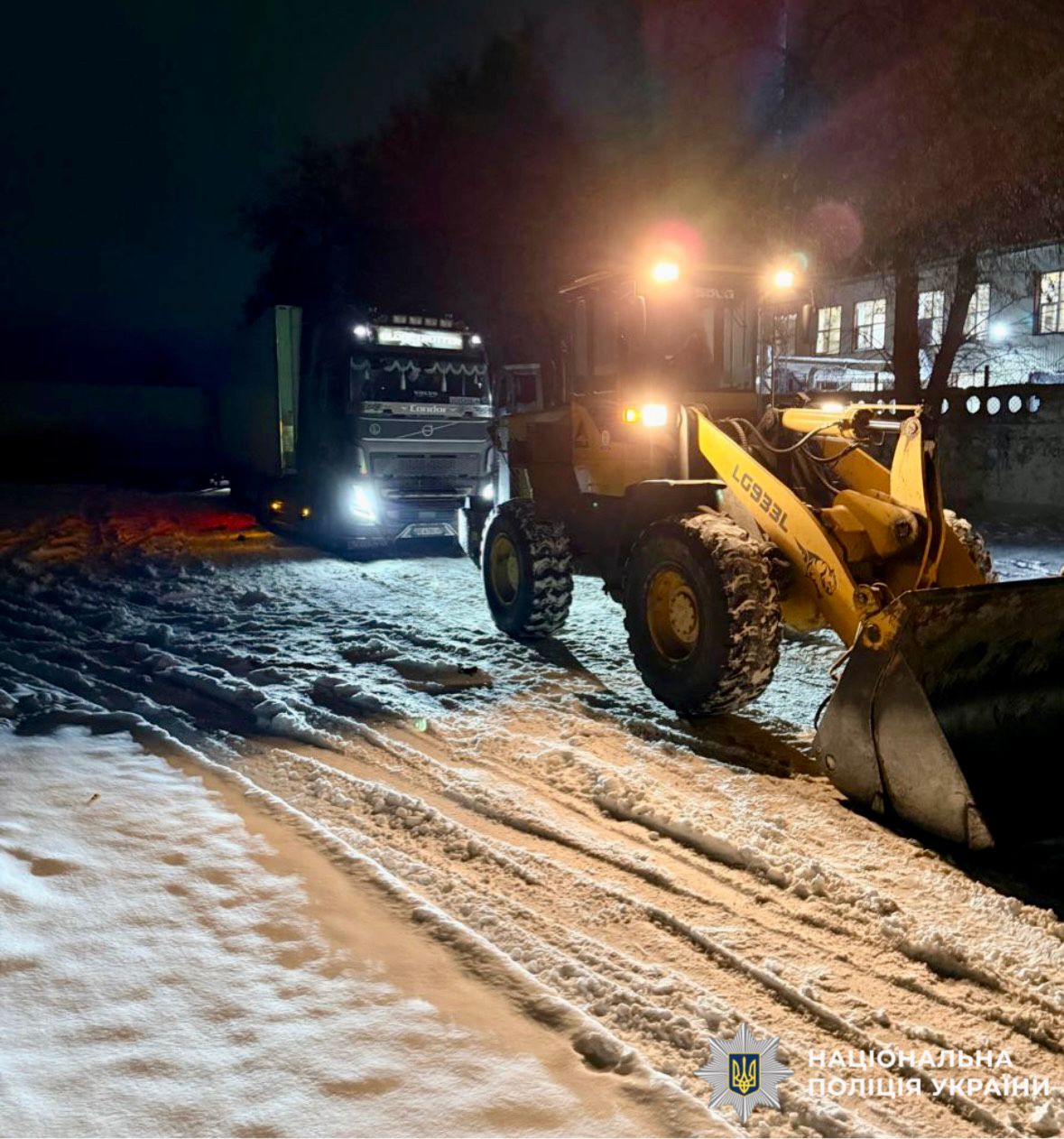 На фотографії зображено вантажівку, якій надали допомогу правоохоронці.