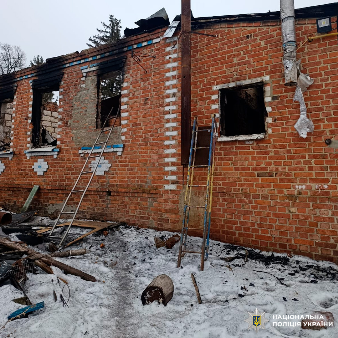 Будівля з видимими наслідками пожежі - обвалений дах, зруйновані вікна, уламки на землі.