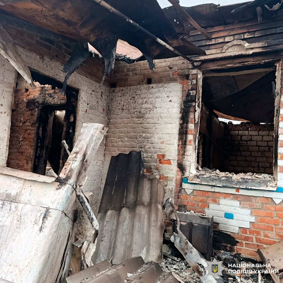 Всередині зруйнованої будівлі видно наслідки пожежі - обгорілі стіни, уламки деревини та металу.