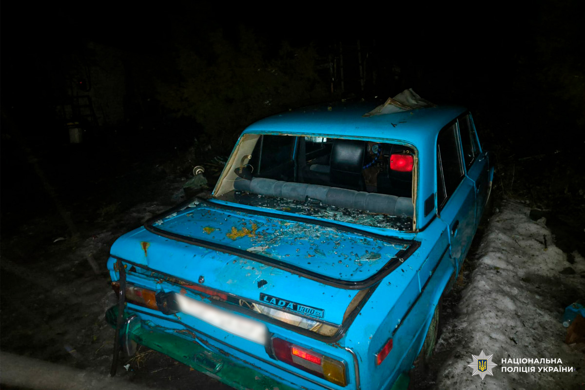 Пошкоджений автомобіль LADA серед снігу та уламків.