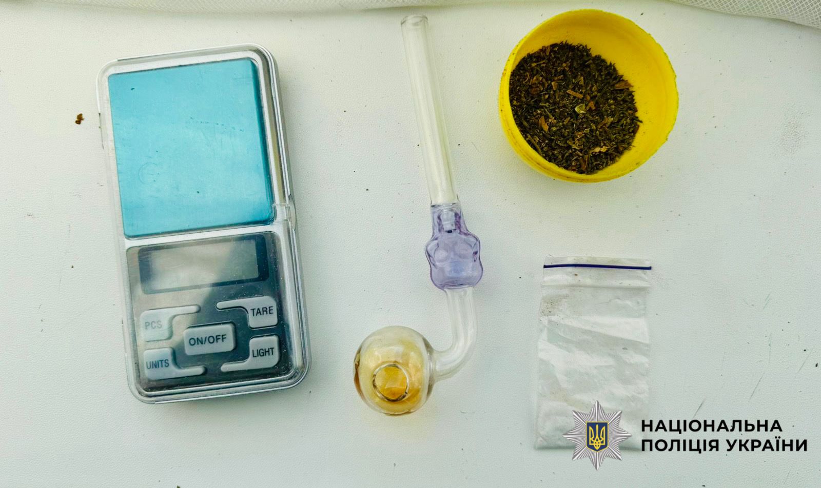 На фотографії зображено вилучені речові докази.