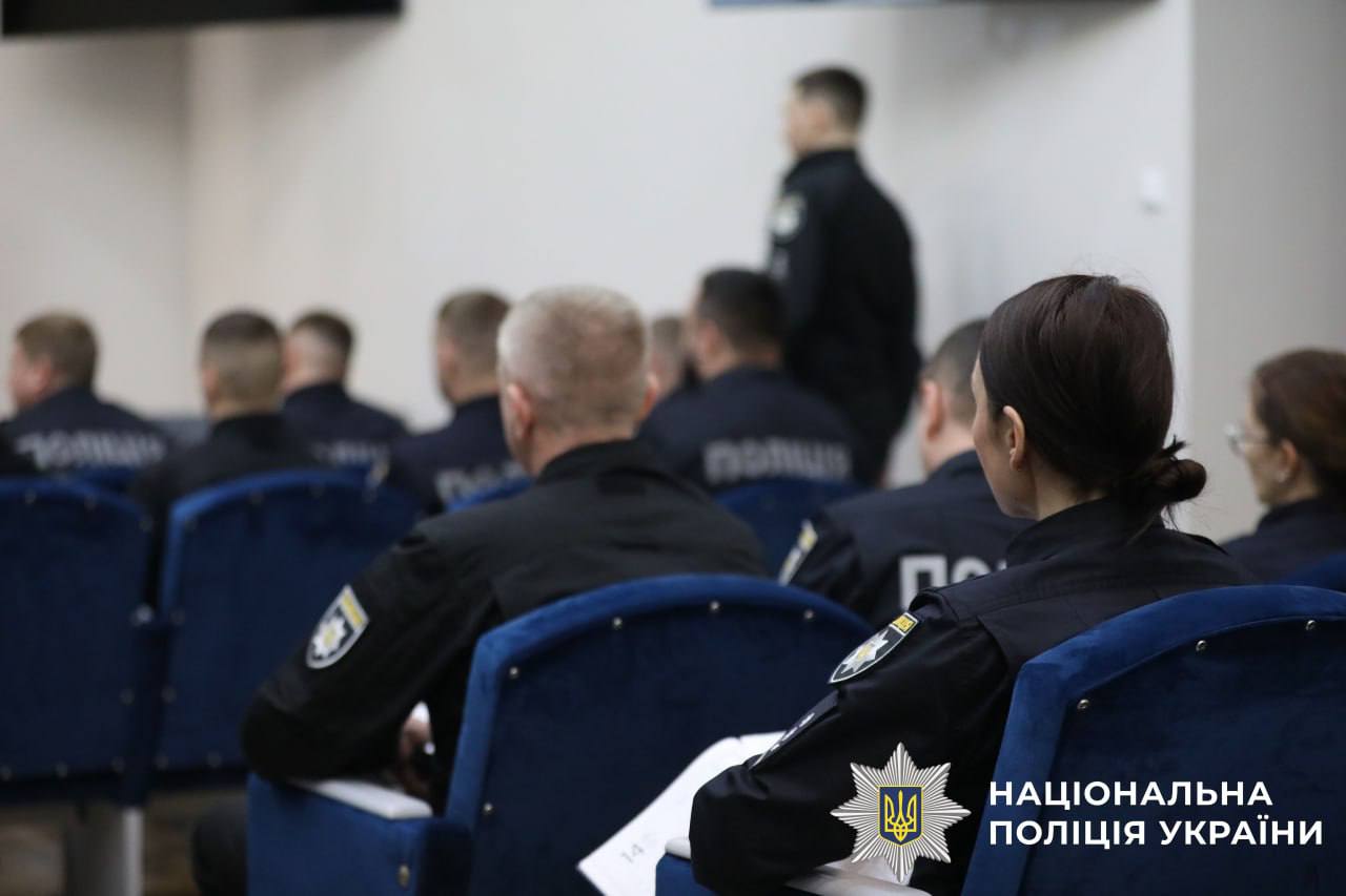 На фотографії зображено проведеня наради по підсумуванні результатів службової діяльності поліції Київщини за 2025 рік.