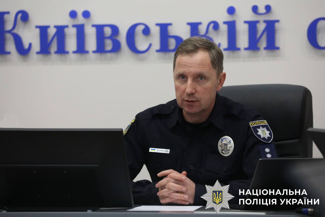 На фотографії зображено проведеня наради по підсумуванні результатів службової діяльності поліції Київщини за 2025 рік.