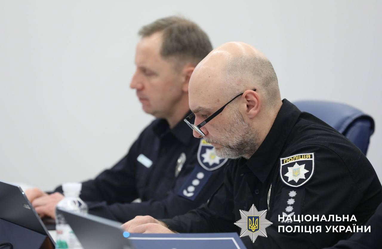 На фотографії зображено проведеня наради по підсумуванні результатів службової діяльності поліції Київщини за 2025 рік.