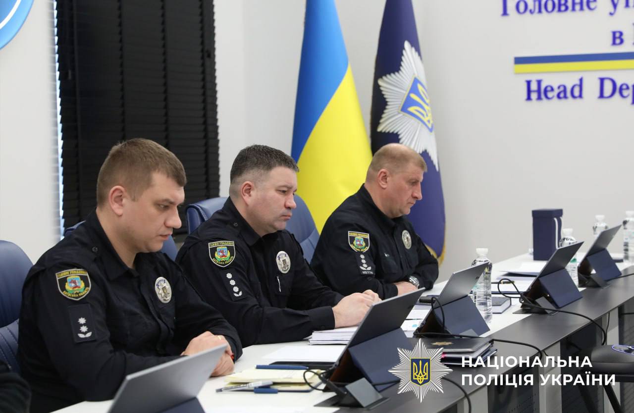 На фотографії зображено проведеня наради по підсумуванні результатів службової діяльності поліції Київщини за 2025 рік.