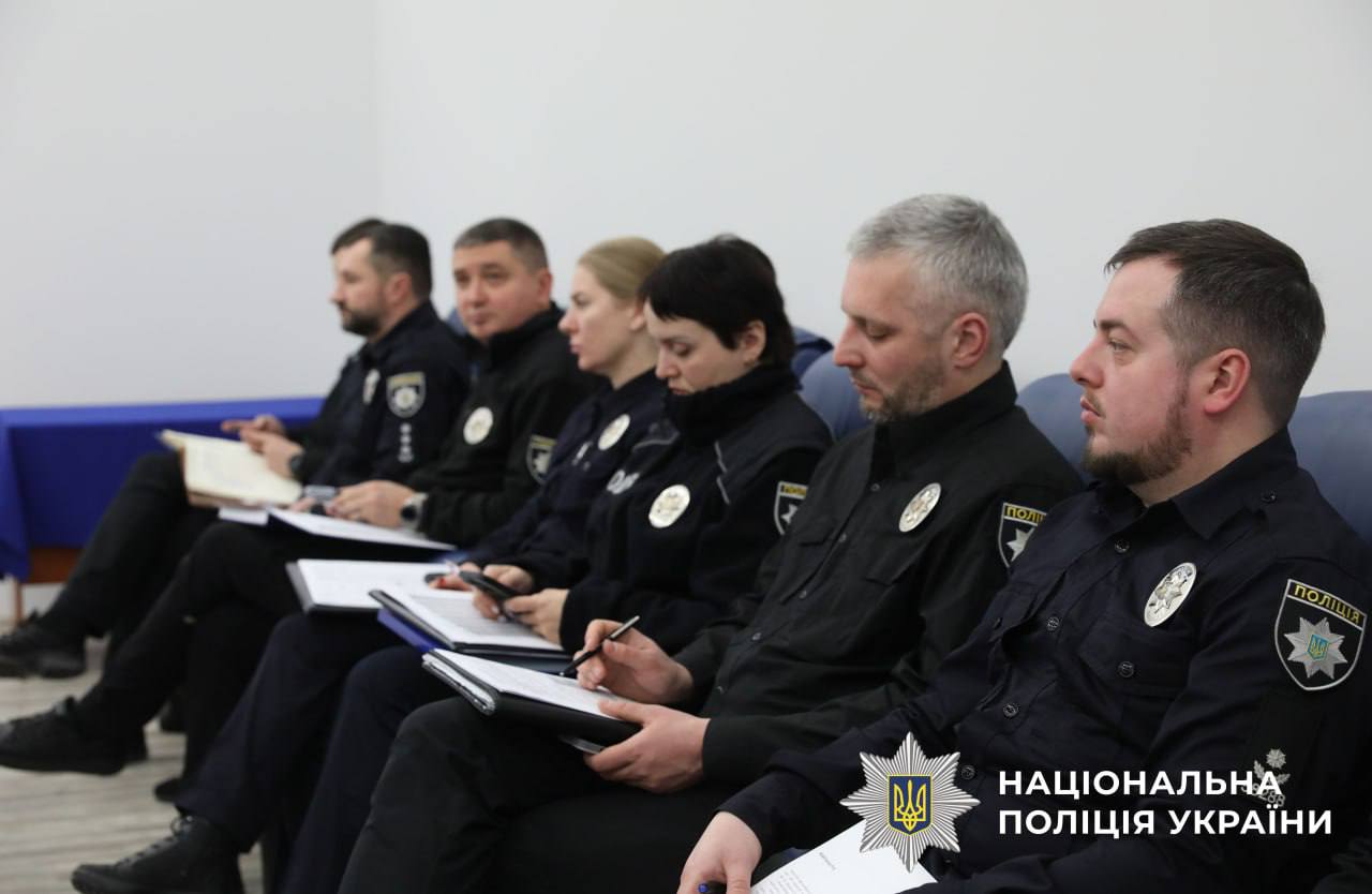 На фотографії зображено проведеня наради по підсумуванні результатів службової діяльності поліції Київщини за 2025 рік.