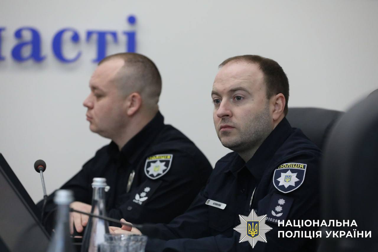 На фотографії зображено проведеня наради по підсумуванні результатів службової діяльності поліції Київщини за 2025 рік.