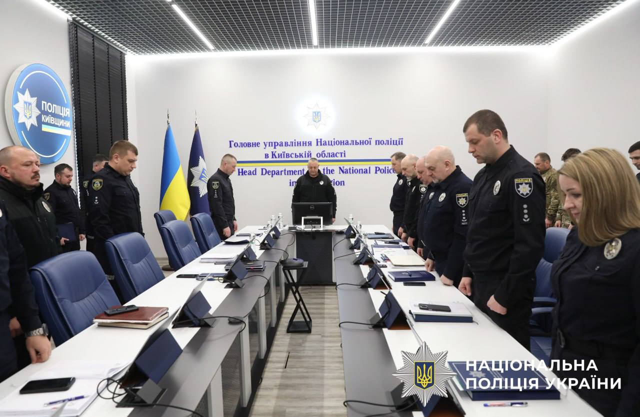 На фотографії зображено проведеня наради по підсумуванні результатів службової діяльності поліції Київщини за 2025 рік.