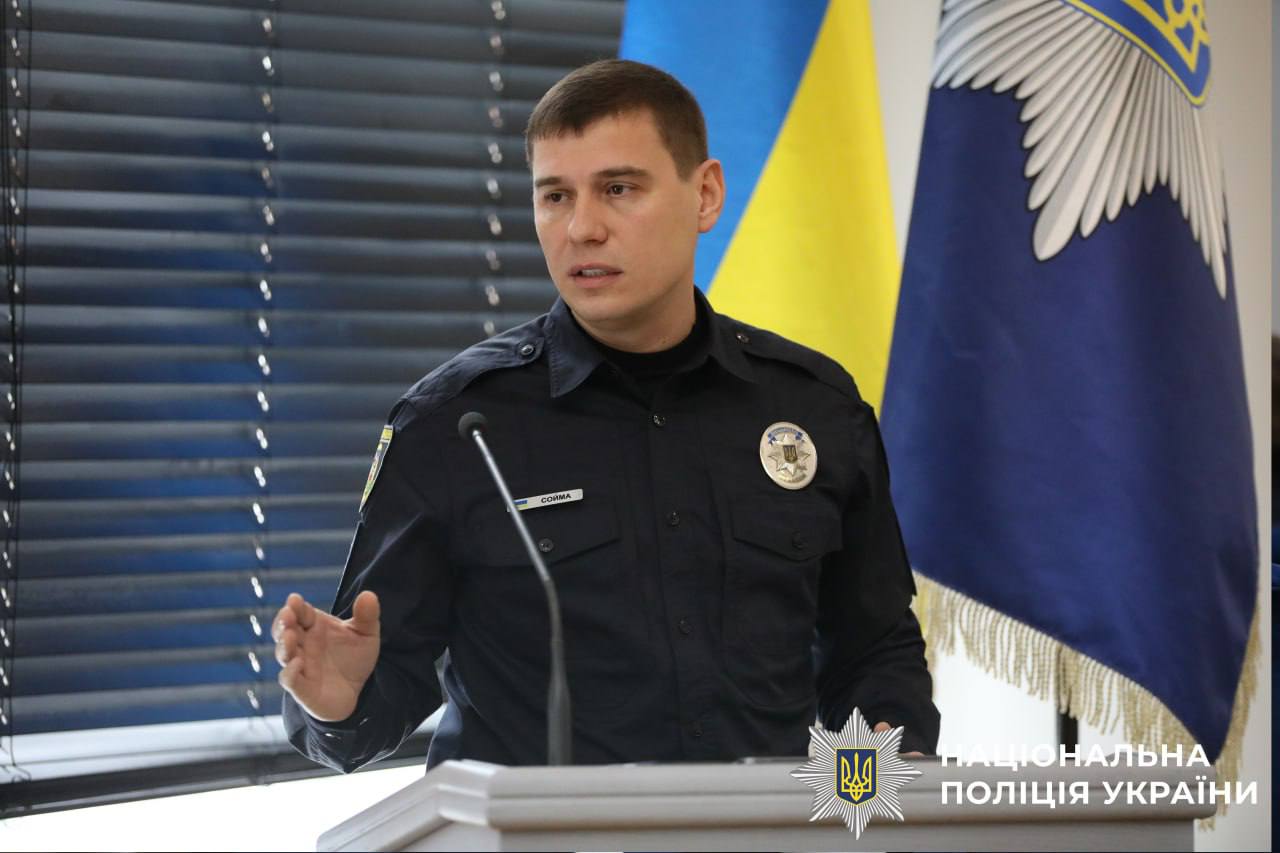 На фотографії зображено проведеня наради по підсумуванні результатів службової діяльності поліції Київщини за 2025 рік.