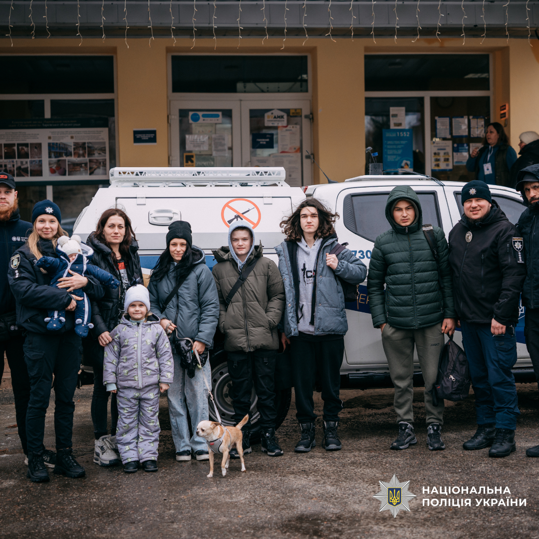 поліцейські врятували п’ятьох дітей, серед яких немовля