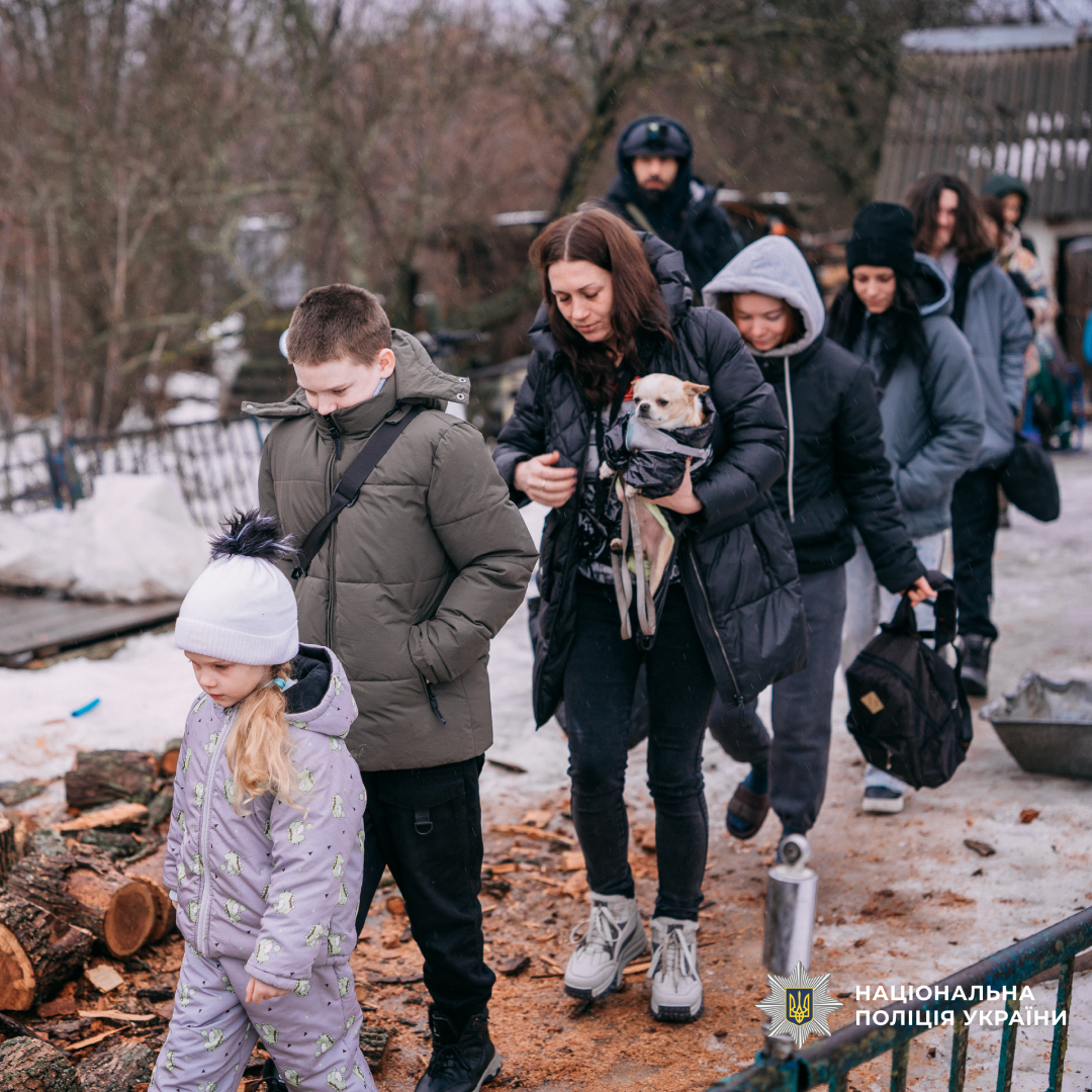 поліцейські врятували п’ятьох дітей, серед яких немовля