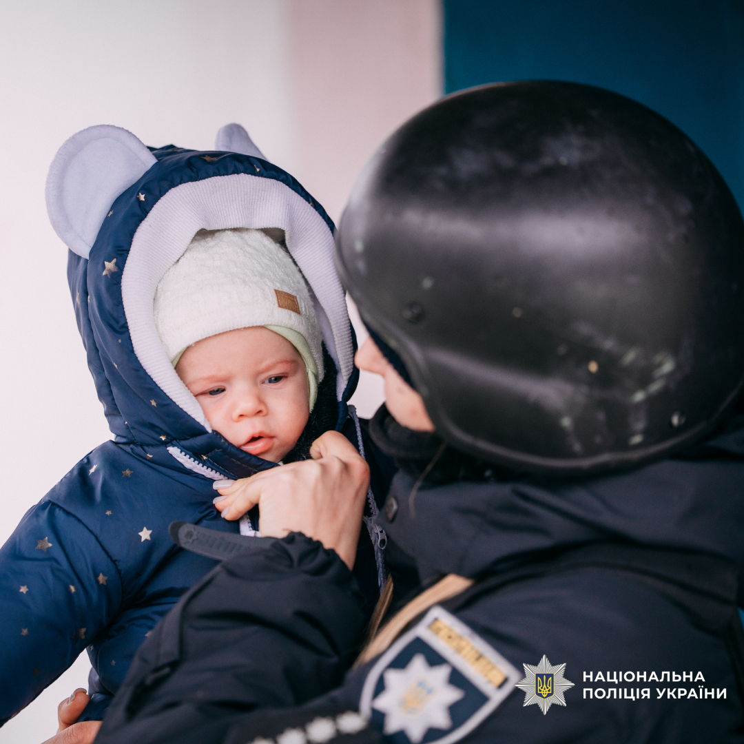 поліцейські врятували п’ятьох дітей, серед яких немовля