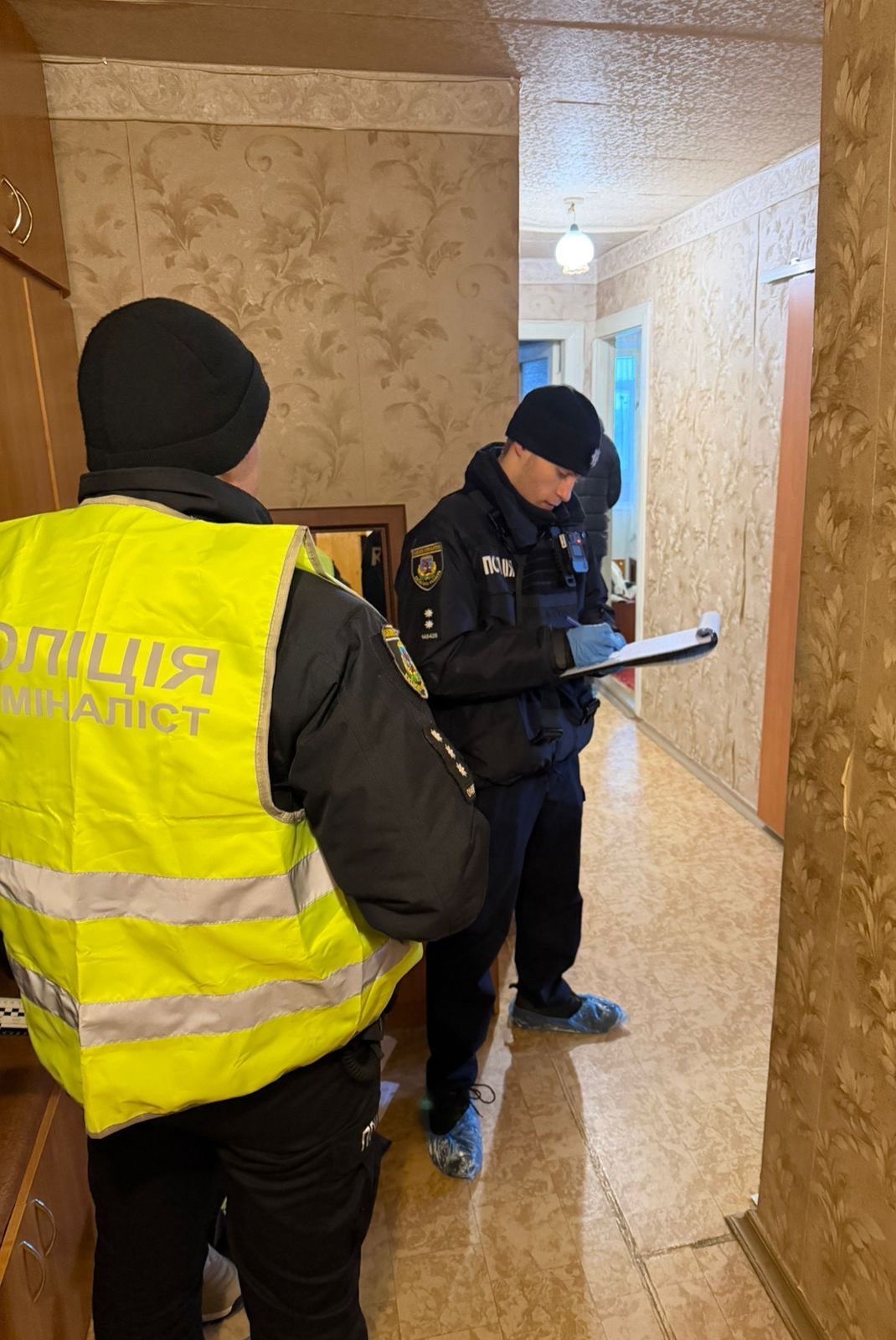 На фото зображено проведення слідчих дій