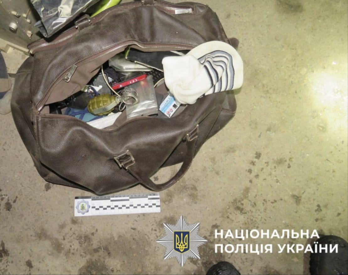 На фотографії зображені вилучені під час обшуку у домоволодінні фігуранта речові докази.