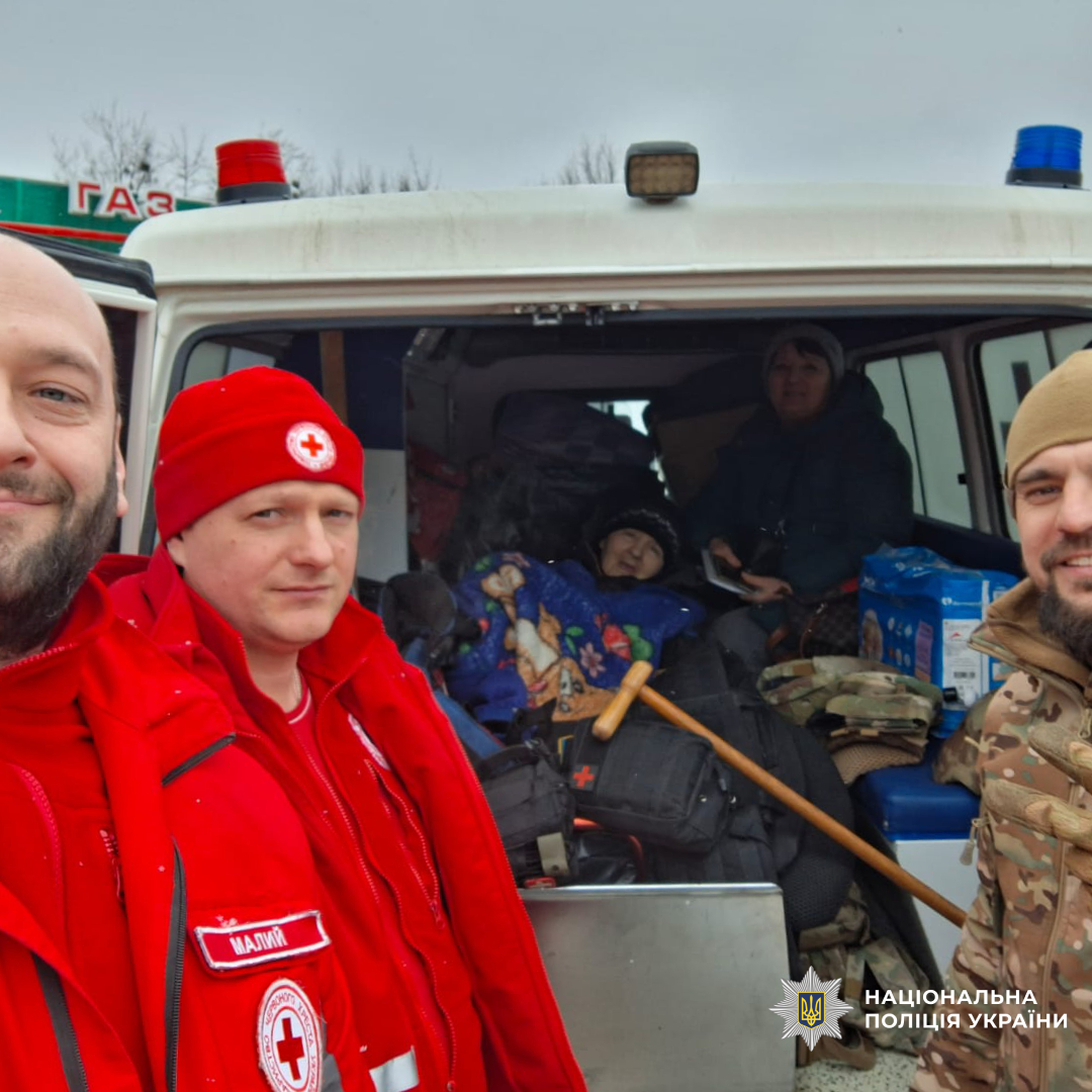 Поліцейські спецпідрозділу «Білий янгол» евакуювали мешканців Куп’янщини та Вовчанщини