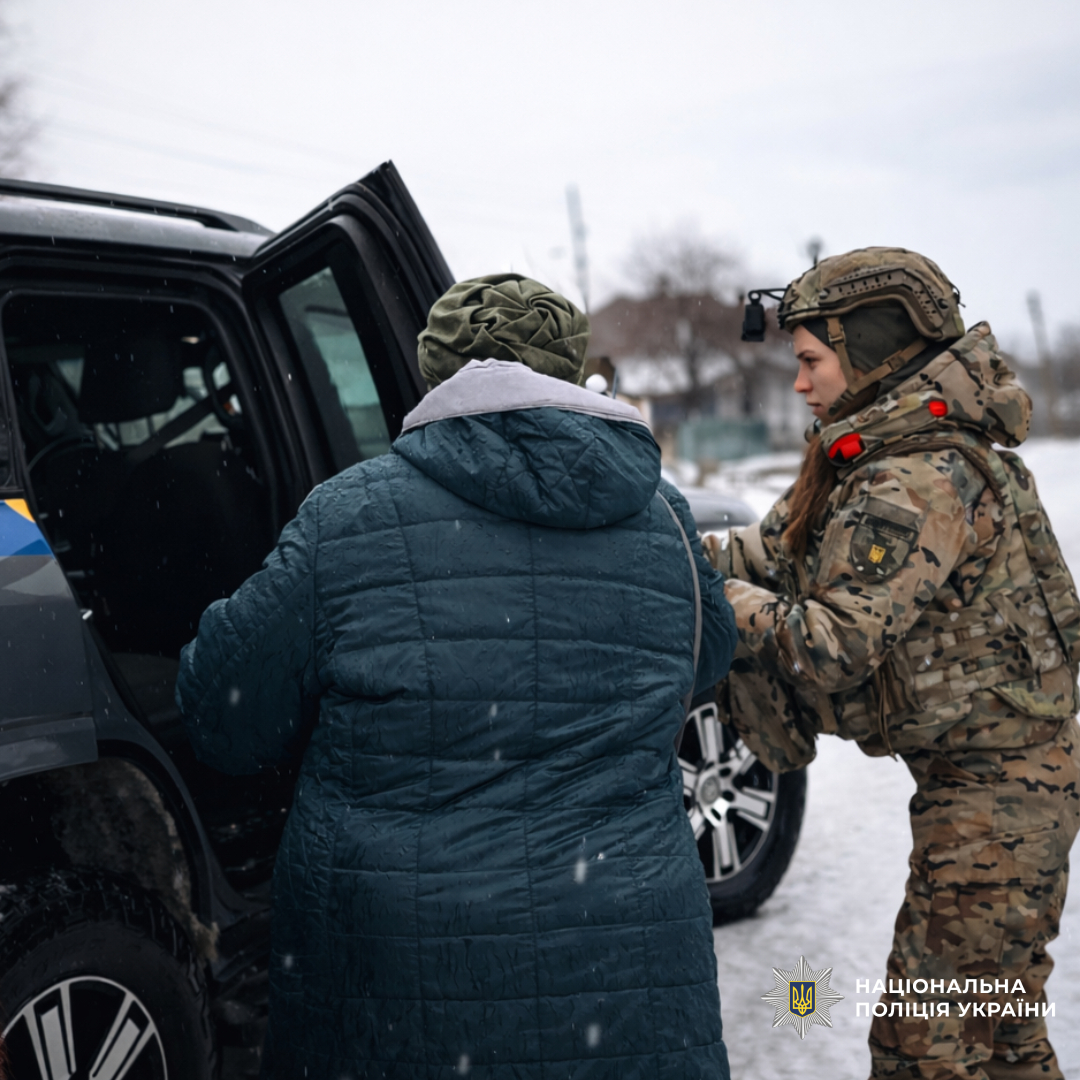 Поліцейські спецпідрозділу «Білий янгол» евакуювали мешканців Куп’янщини та Вовчанщини