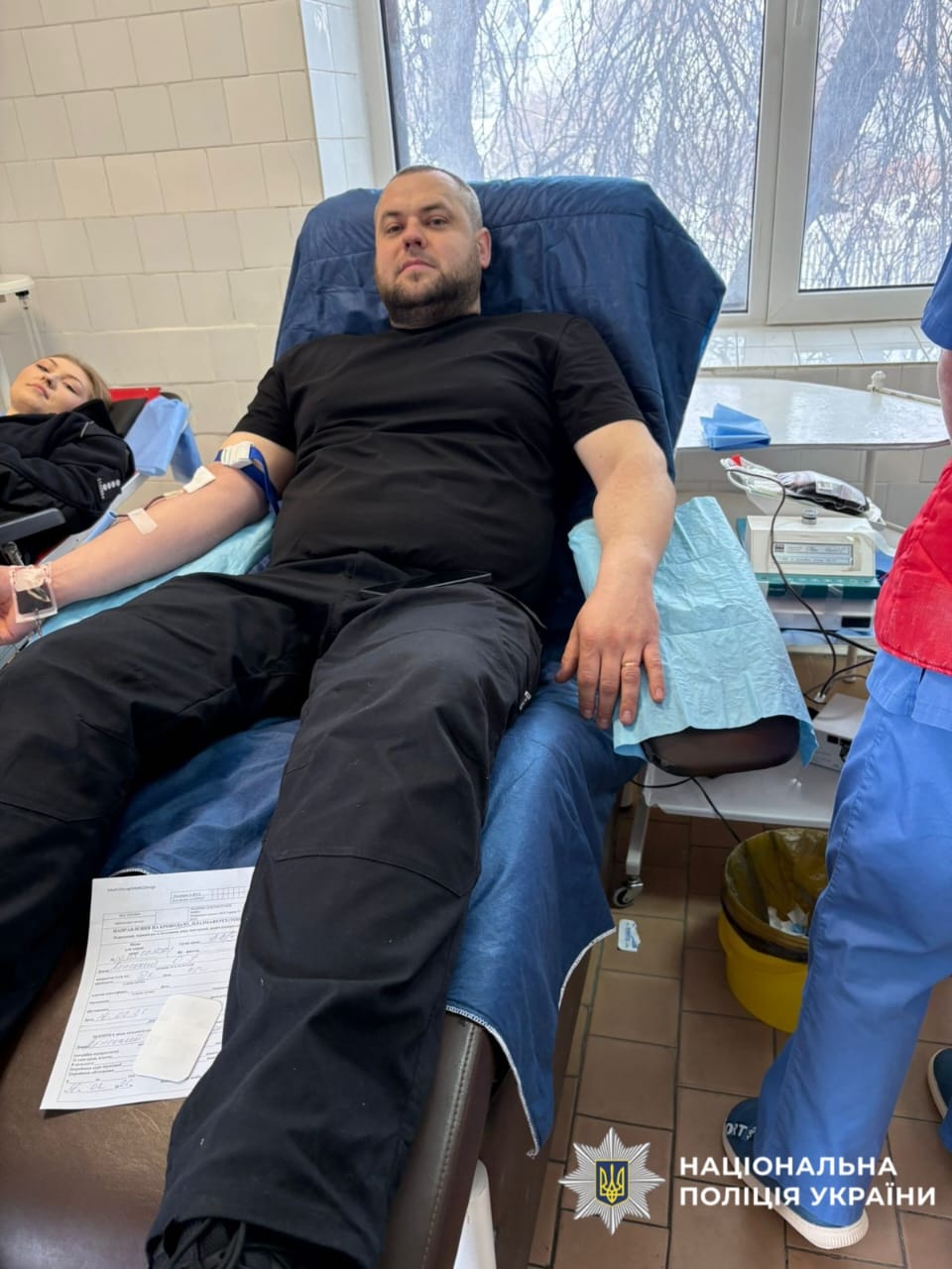 На фотографії зображено правоохоронців, які долучилися до здачі крові, аби допогти тим, хто цього потребує.