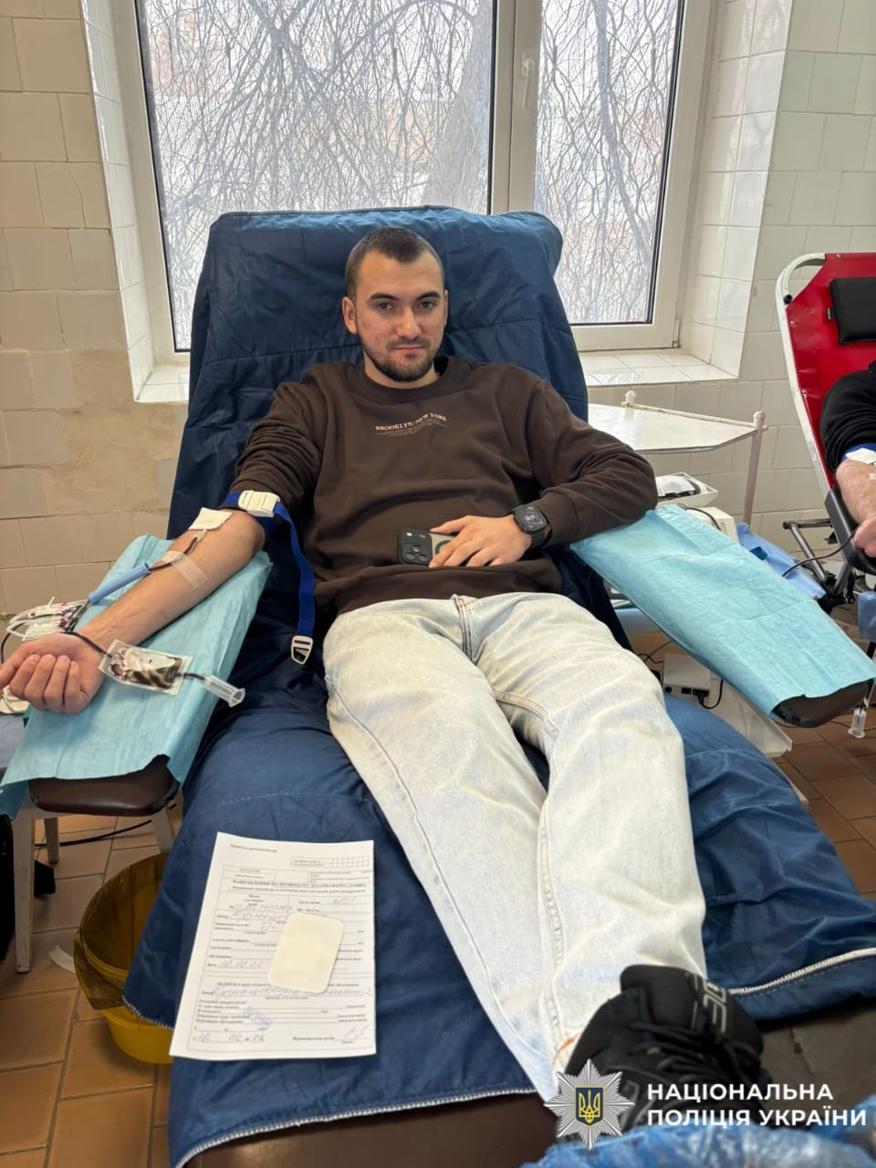 На фотографії зображено правоохоронців, які долучилися до здачі крові, аби допогти тим, хто цього потребує.