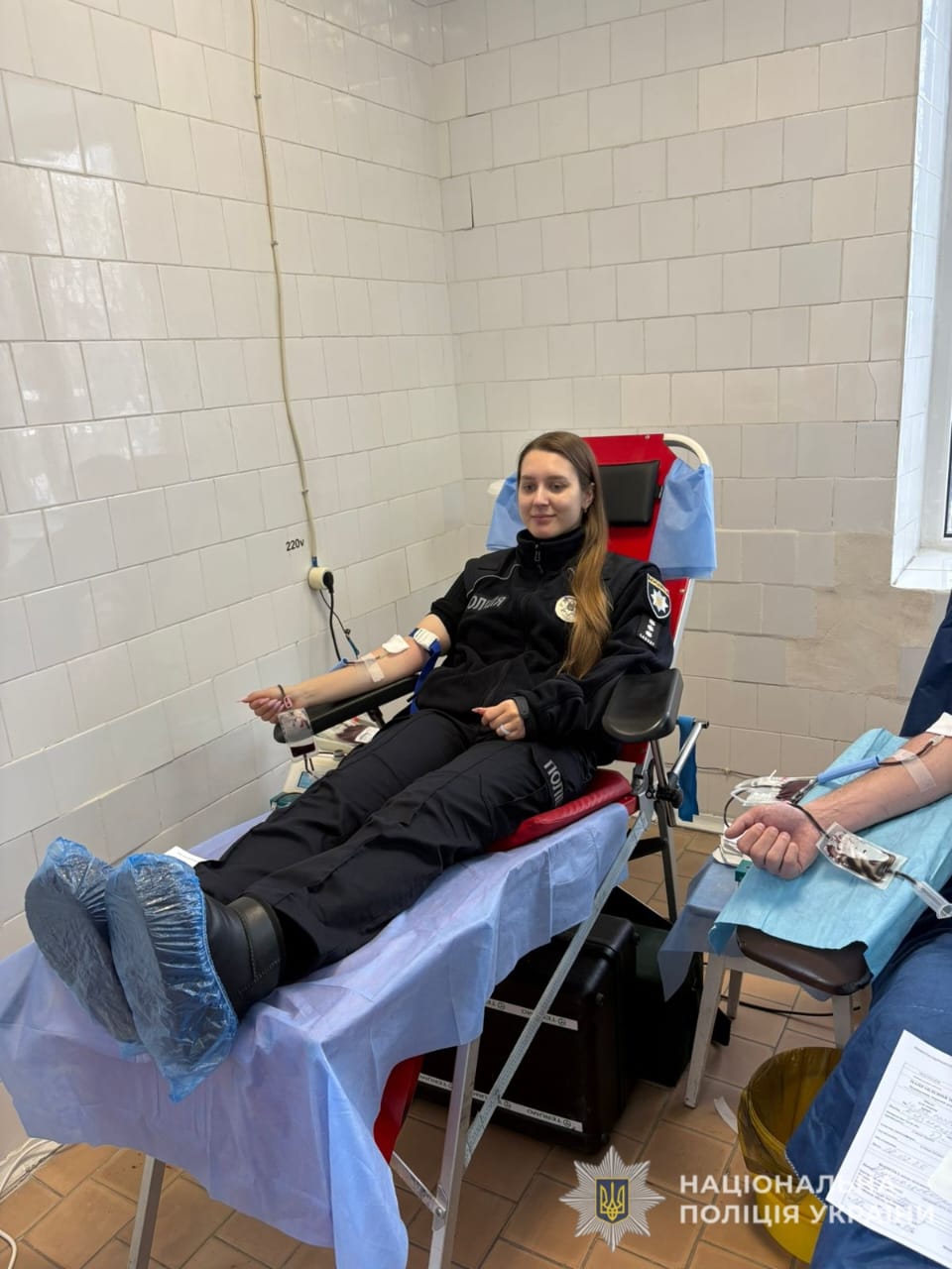 На фотографії зображено правоохоронців, які долучилися до здачі крові, аби допогти тим, хто цього потребує.