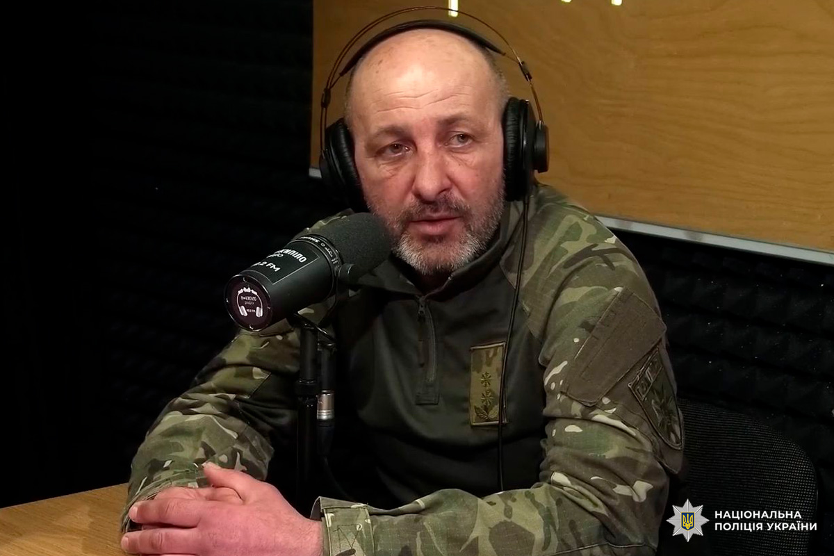 Поліцейський у камуфляжі дає інтерв’ю радіо «Накипіло».