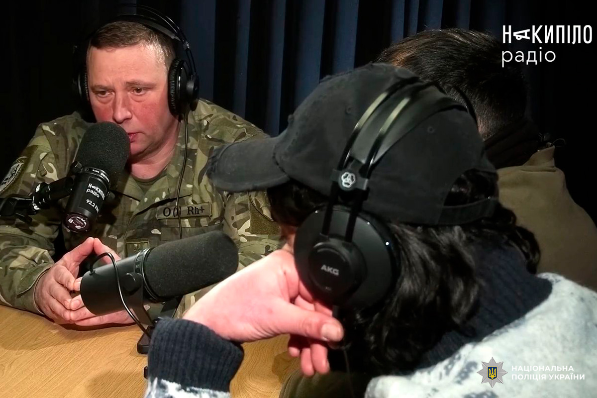 Поліцейський у формі дає інтерв’ю радіо «Накипіло».