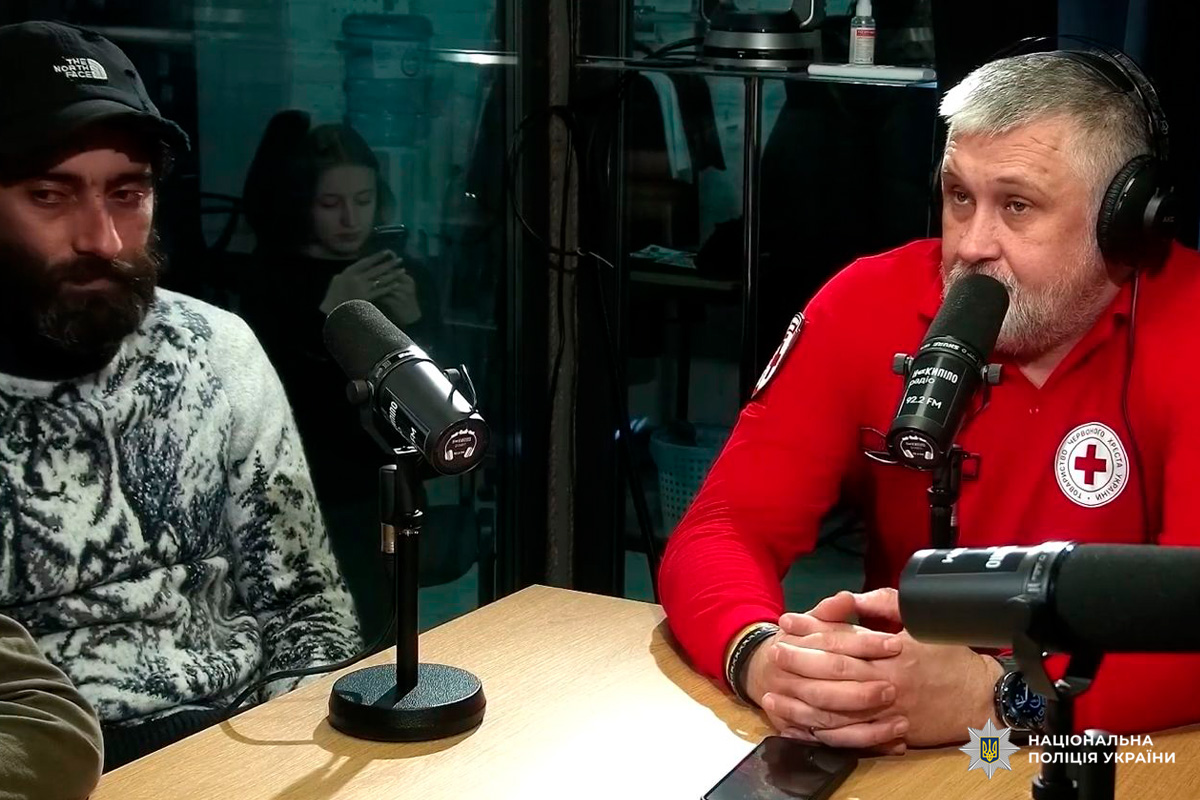 Волонтер Червоного Хреста та цивільний у студії радіо «Накипіло».